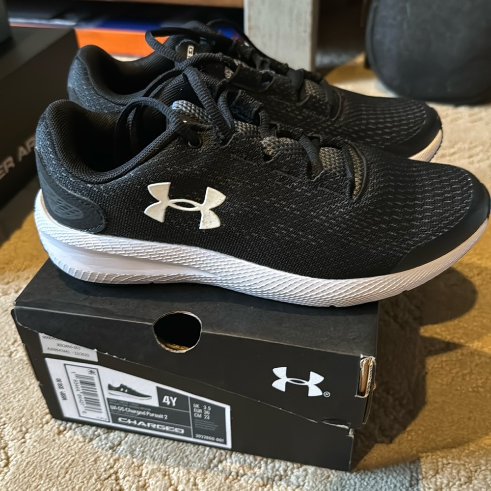 Youth unisex Under Armour athletic shoe 4Y NEW